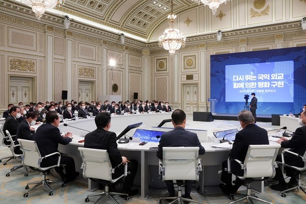 13일 국방부와 외교부의 새해 업무보고에는 이종섭 국방, 박진 외교 장관을 비롯해 두 부처의 주요직위자를 비롯해 민간 전문가, 정책수요자 등 150여명이 참석해 열띤 토론을 벌였다.(사진=대통령실 제공)