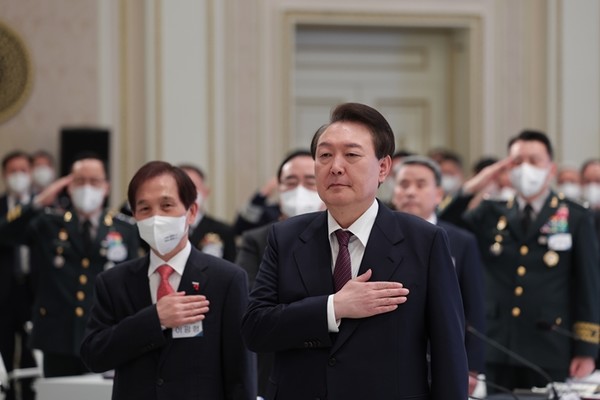 윤석열 대통령이 11일 청와대 영빈관에서 2023년도 외교부‧국방부 업무보고에 앞서 참석자들과 함께 국기에 경례를 하고 있다.(사진=대통령실 제공)