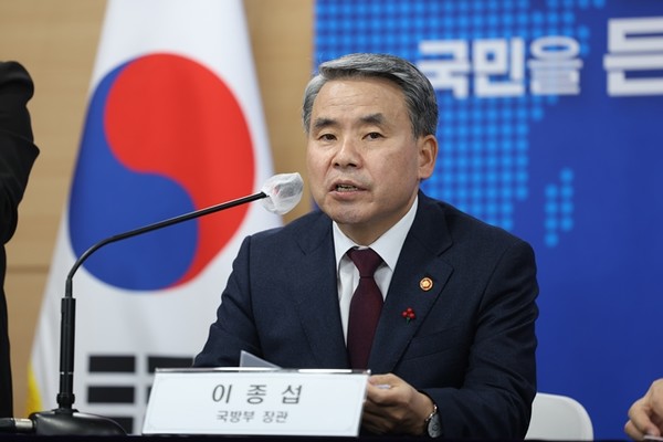 이종섭 국방부 장관이 11일 정부서울청사에서 윤석열 대통령에게 새해 국방부 업무보고를 한 뒤 관련 브리핑을 하고 있다.(사진=연합뉴스)