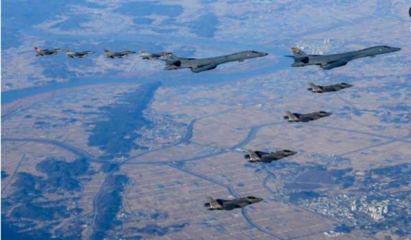 지난해 11월 한미 연합공중훈련 ‘비질런트 스톰’에 참가한 미 공군 B-1B 전략폭격기(가운데)가 한국 공군 F-35A 전투기(아래), 미 공군 F-16 전투기(위)와 함께 한반도 상공을 비행하고 있다.(자료 사진=AP연합뉴스)