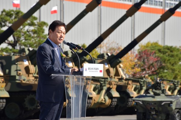 박완수 경남도지사가 지난해 10월 19일 한화디펜스 창원 1사업장에서 개최된 폴란드 수출 K9 자주포 출하식에서 축사를 하고 있다. 한화디펜스는 이날 폴란드에 수출할 K9 자주포 초도물량 24문에 대한 출하식을 열었다. (사진=경남도 제공)