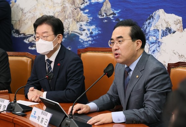 박홍근 더불어민주당 원내대표(오른쪽)가 13일 국회에서 열린 당 최고위원회의에서 발언하고 있다. 왼쪽은 이재명 민주당 대표.(사진=연합뉴스)