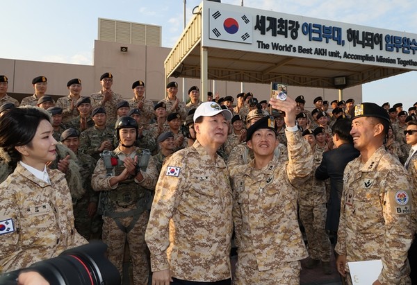 아랍에미리트(UAE)를 국빈 방문한 윤석열 대통령이 15일(현지시간) 아부다비 현지에 파병중인 아크부대를 격려차 찾아 장병들과 셀카 촬영을 하고 있다.(사진=연합뉴스)