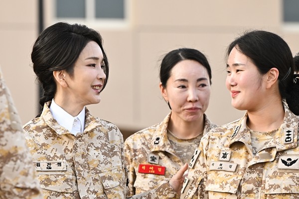 김건희 여사가 아랍에미리트(UAE)를 국빈 방문 중인 윤석열 대통령과 함께 15일(현지시간) 아부다비 현지에 파병중인 아크부대를 찾아 여군 장병들과 대화하고 있다.(사진=연합뉴스)