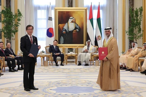 강구영 한국항공우주산업(KAI) 사장(왼쪽)이 15일(현지시간) UAE 아부다비 대통령궁에서 열린 ‘다목적 수송기 국제공동개발 양해각서(MOU)’ 체결식에서 윤석열 대통령과 무함마드 빈 자예드 알 나흐얀 UAE 대통령이 지켜보는 가운데 기념촬영을 하고 있다.(사진=연합뉴스)