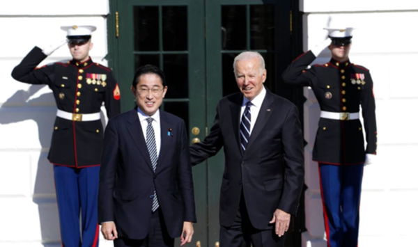 조 바이든 미국 대통령(오른쪽)이 13일(현지시간) 미일 정상회담을 위해 미국 백악관을 방문한 기시다 후미오 일본 총리를 현관에서 직접 맞이하고 있다.(사진=AP 연합뉴스)