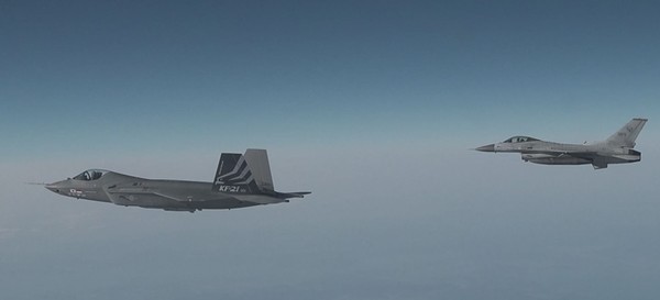 KF-21 시제 1호기(왼쪽)의 17일 비행 모습.(사진=방위사업청 제공)