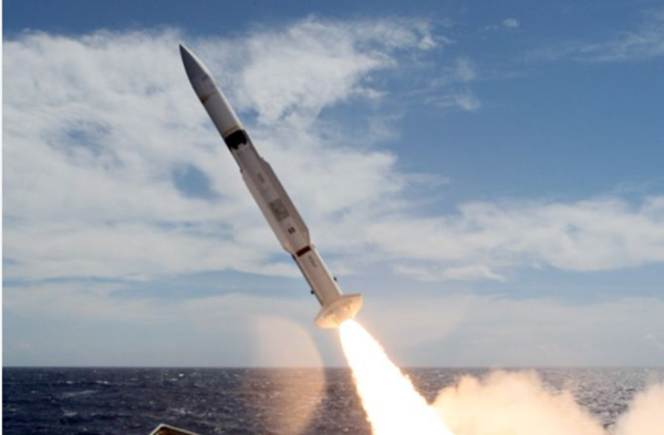 미국 레이시언사 제품 함대공 요격 미사일 SM-2 발사 모습.(사진 출처=나무위키)