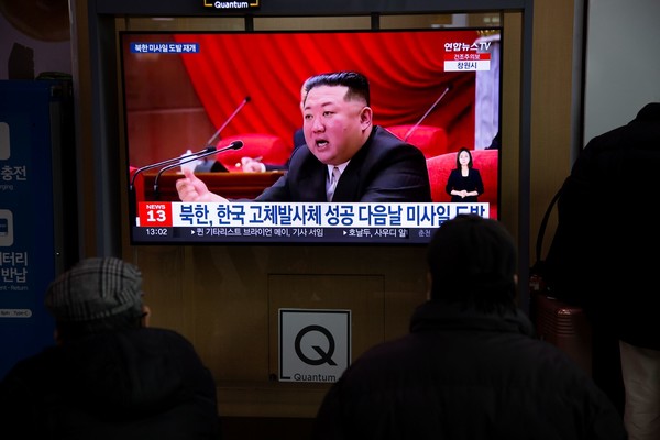 북한이 지난해 12월 31일 미사일 발사 도발을 한 가운데 시민들이 서울역 탑승객 대기실에 설치된 TV 화면을 통해 북한의 미사일 도발 소식을 지켜보고 있다. (국방신문 자료사진=전바울 기자) 