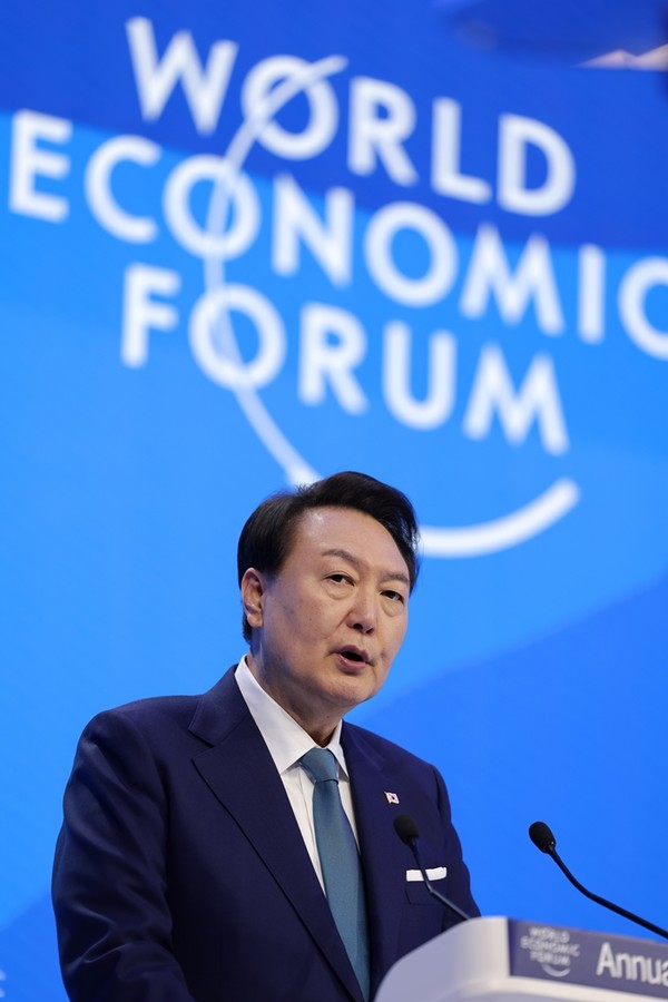 윤석열 대통령이 19일(현지시간) 스위스 다보스에서 열린 2023 세계경제포럼(WEF·다보스포럼) 연차총회 단독 특별연설에서 ‘행동하는 연대를 위하여’를 주제로 연설하고 있다.(사진=연합뉴스)