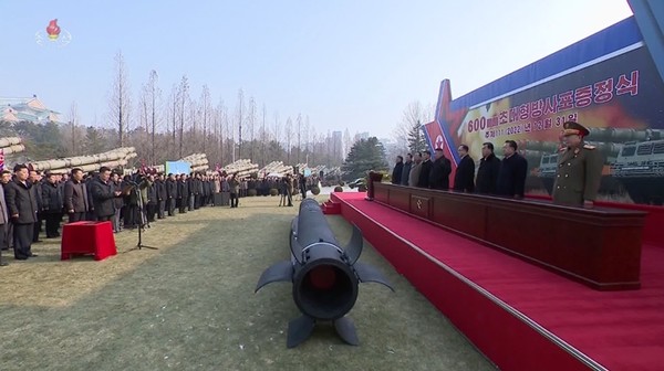 김정은 북한 국무위원장이 지난달 31일 초대형 방사포(600㎜)가 조선 노동당 중앙위원회 제8기 6차전원회의에 ‘증정’된 행사에 참석하고 있다. 김 위원장은 이 자리에서 “남조선전역을 사정권에 두고 전술핵탑재까지 가능한 공격형 무기”라고 밝혔다. (자료 사진=조선중앙TV 화면 갈무리 연합뉴스)