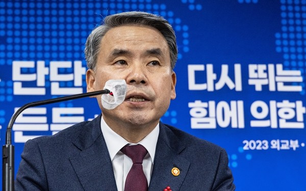 이종섭 국방부 장관이 지난 11일 윤석열 대통령에게 새해 국방부 업무보고를 한 직후 서울 종로구 정부서울청사에서 브리핑을 하고 있다.(자료 사진=연합뉴스)