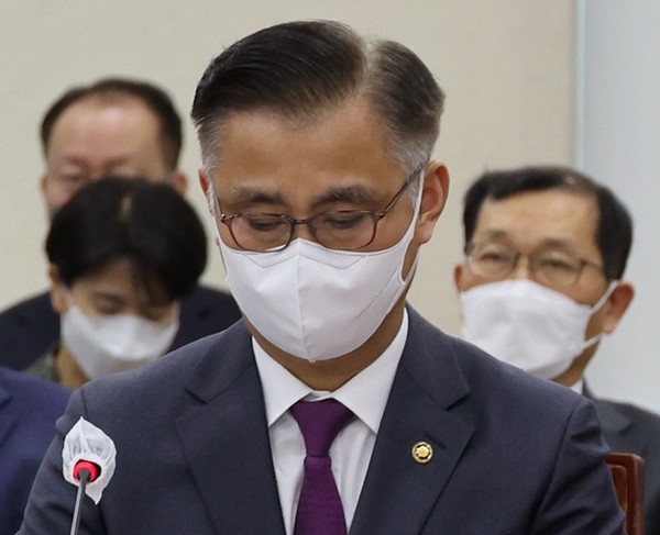 엄동환 방위사업청장이 26일 국회 국방위원회 전체회의에서 의원 질의를 듣고 있다.(사진=연합뉴스)