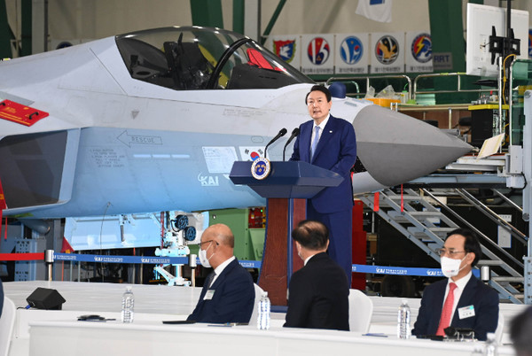 윤석열 대통령이 지난해 11월 24일 경남 사천시 한국항공우주산업(KAI)에서 열린 민관군 합동 ‘2022 방산수출전략회의’에서 발언하고 있다. (사진=연합뉴스)