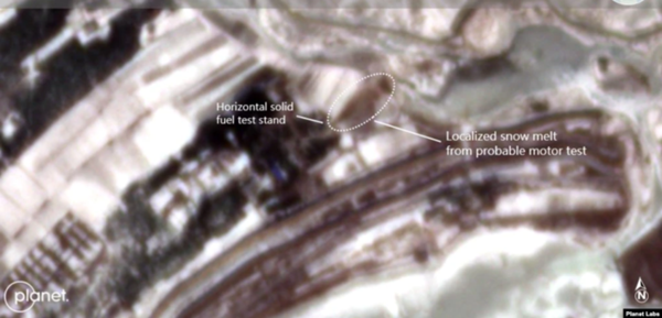 30일(현지시간) 미국 제임스마틴 비확산센터가 북한 함남 마군포 엔진시험장을 촬영한 위성사진. 고체연료 엔진 시험 정황(원 안)이 나타나 있다.(사진 출처=미국 제임스마틴 비확산센터 / Planet Labs)