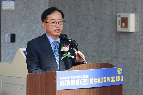 취업박람회 개막식에 참석해 축사하고 있는 김경만 더불어민주당 의원.