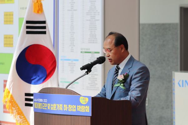 ‘제대(예정)군인 및 보훈가족 취·창업박람회’ 공동추진위원장인 문재웅 세종대학교 교수가 13일 고양시 킨텍스에서 열린 취·창업박람회 개막식에서 김진표 국회의장의 축사를 대독하고 있다.