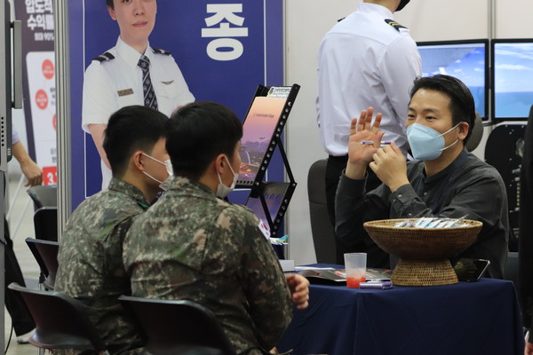 13일 고양시 킨텍스에서 국방신문과 재향군인회 공동 주최로 개최된 ‘제대(예정)군인 및 보훈가족 취·창업박람회’에서 취업 상담을 받고 있는 병사들.
