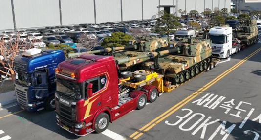 한화에어로스페이스는 27일 1차 이행계약 1단계 3차 물량인 12대의 K9PL 자주포를 한국에서 폴란드로 선적했다고 밝혔다. 이 회사 창원사업장에서 출고되고 있는 K9 자주포 모습. (사진=한화에어로스페이스 제공)