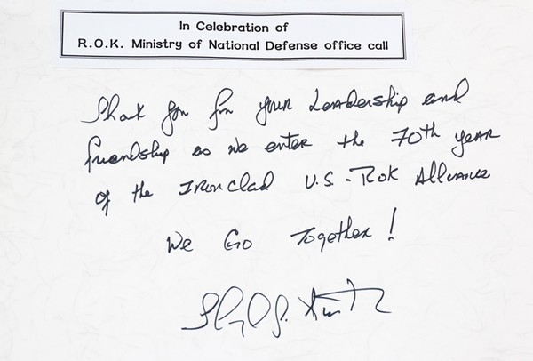 로이드 오스틴 미국 국방부장관이 이번 한미 국방장관회담 계기에 남긴 방명록. “철통같은 한미동맹의 70주년을 맞이하며 당신의 지도력과 우정에 감사합니다. 같이 갑시다!”라는 내용이다.(사진=국방부 제공)