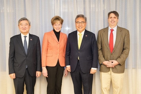 미국을 방문 중인 박진 외교부 장관(왼쪽 세번째)이 2일(현지시간) 워싱턴DC에서 캐서린 스티븐스(왼쪽 두번째), 마크 리퍼트(오른쪽 첫번째) 등 두 전직 주한 미 대사를 만나 기념 촬영을 하고 있다. 박 장관은 두 전직 대사에게 한미동맹 70주년 배지를 직접 달아줬다. 이날 회동엔 조태용 주미대사(왼쪽 첫번째)가 배석했다.(사진=외교부 제공)