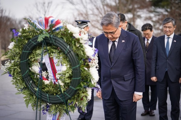 미국 방문 중인 박진 외교부 장관이 2일(현지시간) 미국 워싱턴DC 소재 한국전참전기념비를 찾아 참배하고 있다.(사진=외교부 제공)