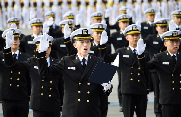 3일 열린 해군사관학교 제81기 생도 입학식에서 류호인 등 새 생도들이 입학 선서를 하고 있다. (사진=해군 제공)