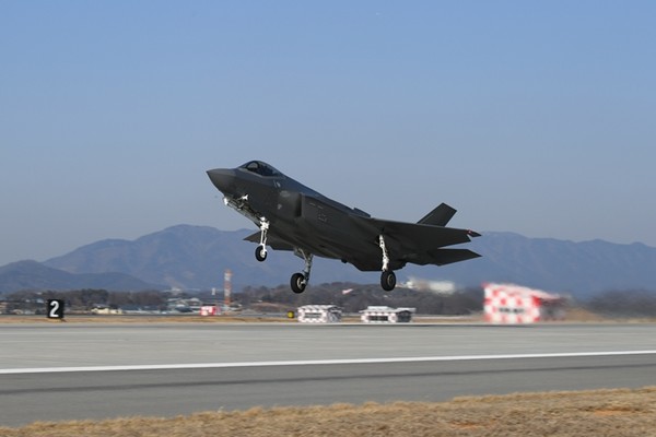 한국 공군 F-35A 스텔스 전투기가 3일 한미 연합공중훈련 참가를 위해 청주기지 활주로를 이륙하고 있다.(사진=공군 제공)