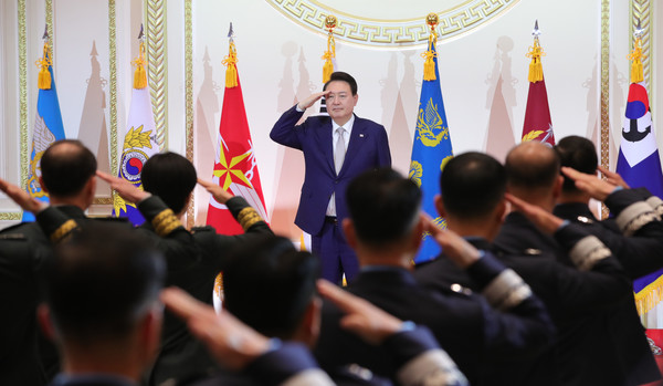 윤석열 대통령이 3일 청와대 영빈관에서 열린 상반기 육군·해군·해병대·공군 준장 진급자 및 진급 예정자 대상 삼정검 수여식에서 진급 장성으로부터 거수경례를 받고 있다. (사진=대통령실통신사진기자단)