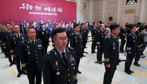 3일 청와대 영빈관에서 열린 올해 상반기 육군·해군·해병대·공군 준장 진급자 및 진급 예정자 대상 삼정검 수여식에서 준장 진급 장성들이 윤석열 대통령에게 받은 삼정검을 지니고 있다. 삼정검은 호국·통일·번영의 3가지 정신 달성을 의미한다. (사진=대통령실통신사진기자단)