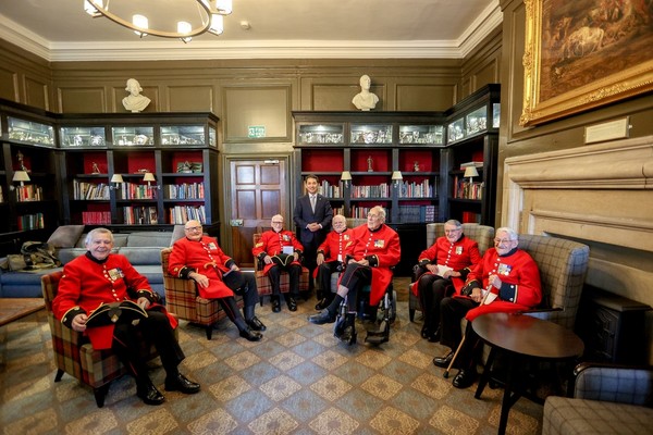 박민식 국가보훈처장이 3일(현지시간) 영국 첼시 왕립병원에 입소한 영국군 6·25전쟁 참전용사들과 기념촬영을 하고 있다. (사진=국가보훈처 제공)