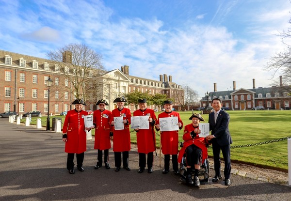 박민식 국가보훈처장이 3일(현지시간) 영국 첼시 왕립병원에서 6·25전쟁 참전용사들과 함께 ‘부산 엑스포(EXPO)!’ 유치 응원 손팻말을 들고 기념사진을 찍고 있다. (사진=국가보훈처 제공)