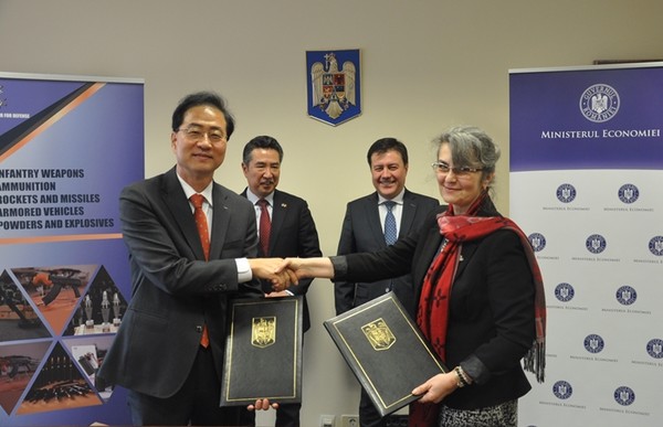 8일(현지시간) 루마니아 경제산업부 청사에서 플로린 마리안 스퍼트루 경제산업부 장관이 참석한 가운데 이현수 LIG넥스원 해외사업부문장(왼쪽)과 플로렌티나 마쿠 롬암 사장이  ‘대공미사일 분야 업무협약(MOU)’을 체결한 뒤 협약서를 교환하며 악수를 나누고 있다.(사진=LIG넥스원 제공)