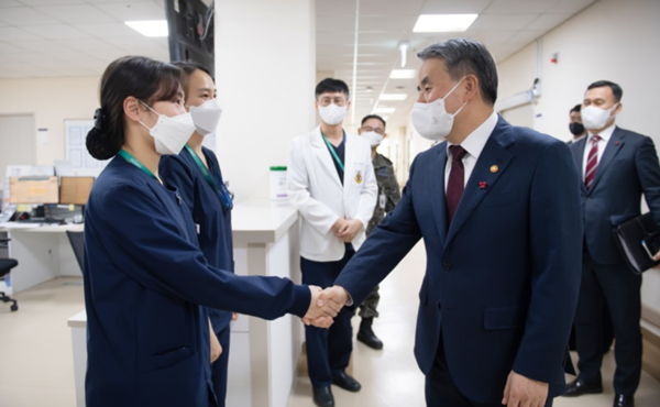 이종섭 국방부 장관이 설 연휴기간인 1월 24일 국군수도병원을 방문해 군 의료진과 입원 장병들을 격려하고 있다. 이 사진은 기사의 특정 사실과 관계 없음.(자료 사진=국방부 제공)