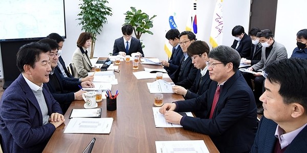 김동근 경기도 의정부시장이 지난 7일 국무조정실 주한미군기지지원단·행정안전부·국방부 관계자들에게 캠프 스탠리 등 주한미군 기지 관련 현안을 설명하고 있다.(사진=의정부시 제공)