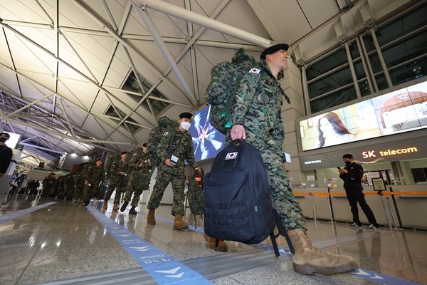 대한민국 해외긴급구호대(KDRT) 일원으로 튀르키예에 급파된 군 장병들이 7일 저녁 인천국제공항 제1여객터미널에서 출정식을 마친 뒤 군 수송기 탑승을 위해 이동하고 있다.(사진=연합뉴스)