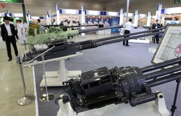 방산 부품·장비전시회에 전시된 총포류.(자료 사진=연합뉴스)