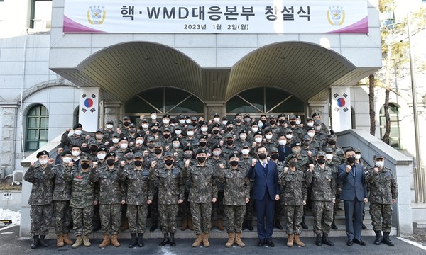 김승겸 합참의장(앞줄 오른쪽 다섯 번째)이 1월 2일 서울 용산구 합동참모본부에서 열린 핵·WMD대응본부 창설식에서 박후성 핵·WMD대응본부장(소장, 앞줄 오른쪽 두 번째) 및 핵·WMD대응본부 장병들과 기념촬영 하고 있다.(자료 사진=합참 제공)