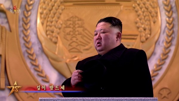 김정은 북한 국무위원장이 지난 8일 밤 북한군 창건일인 75주년 ‘건군절’ 기념 열병식에서 북한 국가를 부르고 있다.(사진=조선중앙TV 화면 갈무리 연합뉴스)