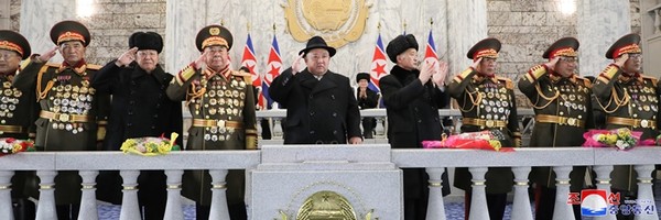 북한군 창설 75주년 기념 ‘건군절’인 지난 8일 밤 평양 김일성광장에서 열린 열병식에서 김정은 국무위원장과 함께 주석단에 등장한 군정 주요 간부들. 왼쪽부터 인민군 정경택 총정치국장, 박수일 총참모장, 리영길·리병철 당 중앙군사위원회 부위원장, 김 위원장, 김덕훈 내각 총리, 강순남 국방상, 김정식 군수공업부 부부장, 장창하 국방과학원장.(사진=조선중앙통신 연합뉴스)