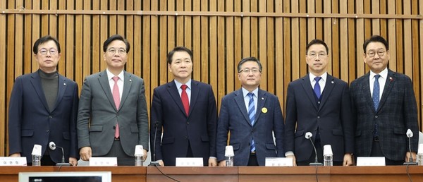 국민의힘 이만희 행안위 간사(왼쪽부터), 송언석 원내수석부대표, 성일종 정책위의장과 더불어민주당 김성환 정책위의장, 위성곤 원내수석부대표, 김교흥 행안위 간사가 14일 국회에서 열린 여야 ‘3+3 정책협의체’ 회의에서 포즈를 취하고 있다.(사진=연합뉴스)