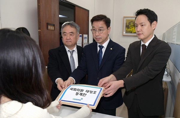 더불어민주당 위성곤 원내수석부대표(가운데)가 송재호(왼쪽)·김한규 의원과 함께 15일 국회 의안과에 태영호 국민의힘 징계안을 제출하고 있다.(사진=공동사진기자단 연합뉴스)