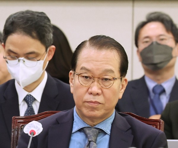 권영세 통일부 장관이 15일 국회 외교통일위원회 전체회의에 출석해 의원들의 질의를 듣고 있다.(사진=연합뉴스)