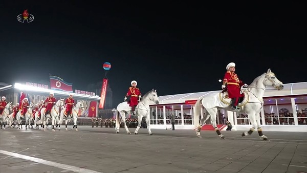 북한이 지난 8일 연 75주년 ‘건군절’ 기념 열병식 녹화중계에서 김정은 국무위원장의 딸 김주애 소유로 추정되는 백마를 공개했다. 맨 오른쪽이 김정은 백마, 그 뒤가 김주애 소유 추정 백마로 추정되며 조선중앙TV는 이 말을 가리켜 “사랑하는 자제분께서 제일로 사랑하시는 충마”라고 소개했다.(자료 사진=조선중앙TV 화면 갈무리 연합뉴스)