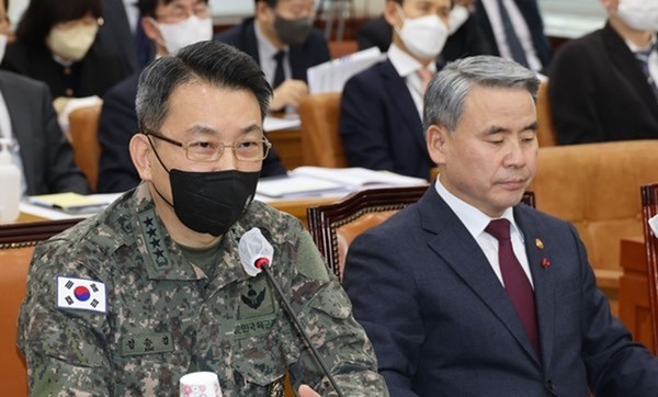 이종섭 국방부 장관(오른쪽)과 김승겸 합참의장이 지난달 26일 북한 무인기 영공 침투 사건 관련 현안보고를 위해 열린 국회 국방위원회 전체회의에서 의원들의 질의에 답변하고 있다.(자료 사진=연합뉴스)