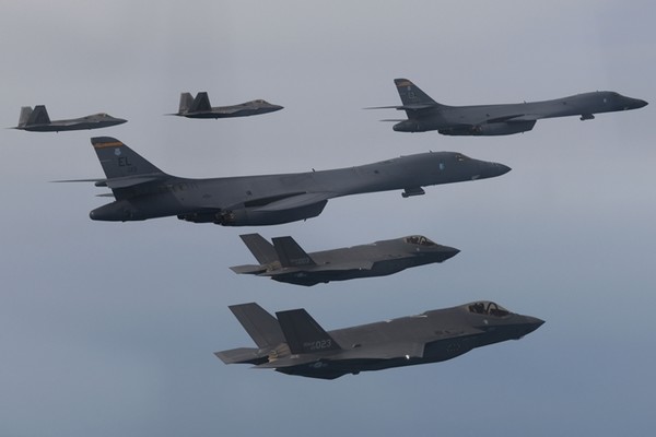 지난 1일 한미 연합공중훈련 때 한국 공군 F-35A 전투기와 미국의 전략자산인 B-1B 전략폭격기, F-22·F-35B 전투기 등이 참가해 서해 상공에서 편대 비행하는 모습.(자료 사진=국방부 제공)
