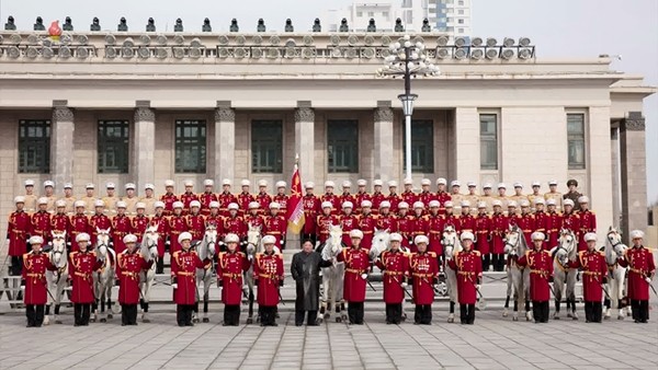 북한 김정은 국무위원장이 지난 8일 평양 김일성 광장에서 열린 ‘건군절’ 75주년 기념 열병식에 참가한 각급 부대·단위의 지휘관, 병사들과 지난 9일 기념사진을 찍었다고 조선중앙TV가 11일 보도했다.(자료 사진=조선중앙TV 화면 갈무리 연합뉴스)