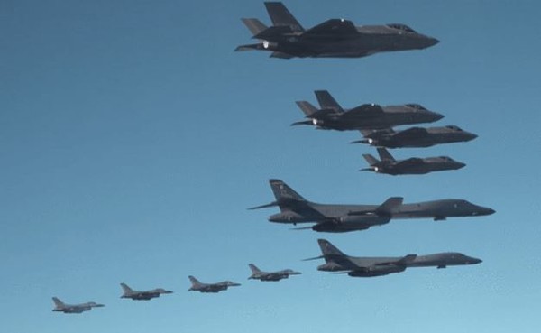 한국과 미국 공군이 한반도 상공에서 북한의 ‘화성-15형’ 대륙간탄도미사일(ICBM) 도발에 대응해 미국 B-1B 전략폭격기 등 전략자산을 동원한 연합공중훈련을 하고 있다. (사진=합동참모본부 제공)