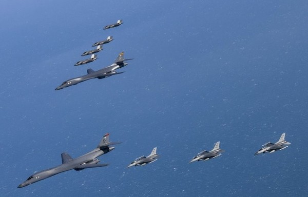 한국과 미국 공군이 한반도 상공에서 북한의 ‘화성-15형’ 대륙간탄도미사일(ICBM) 도발에 대응해 미국 B-1B 전략폭격기 등 전략자산을 동원한 연합공중훈련을 하고 있다. (사진=합동참모본부 제공)