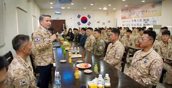 이종섭 국방부 장관이 19일(현지시간) 아랍에미리트(UAE) 파병 아크부대를 찾아 부대원들을 격려하고 있다.(사진=국방부 제공)